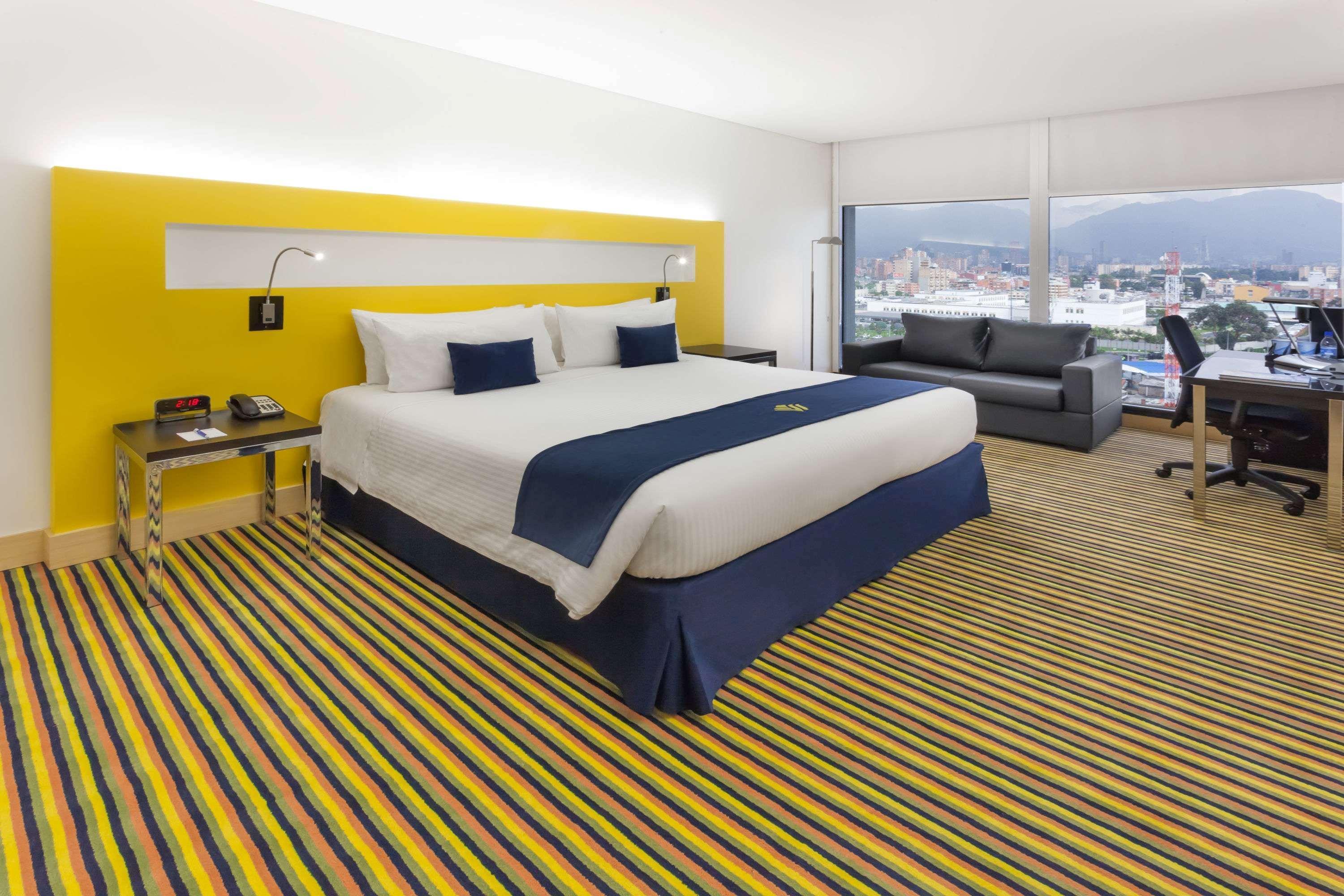 Hotel Wyndham Bogotá Exteriér fotografie A room at the hotel