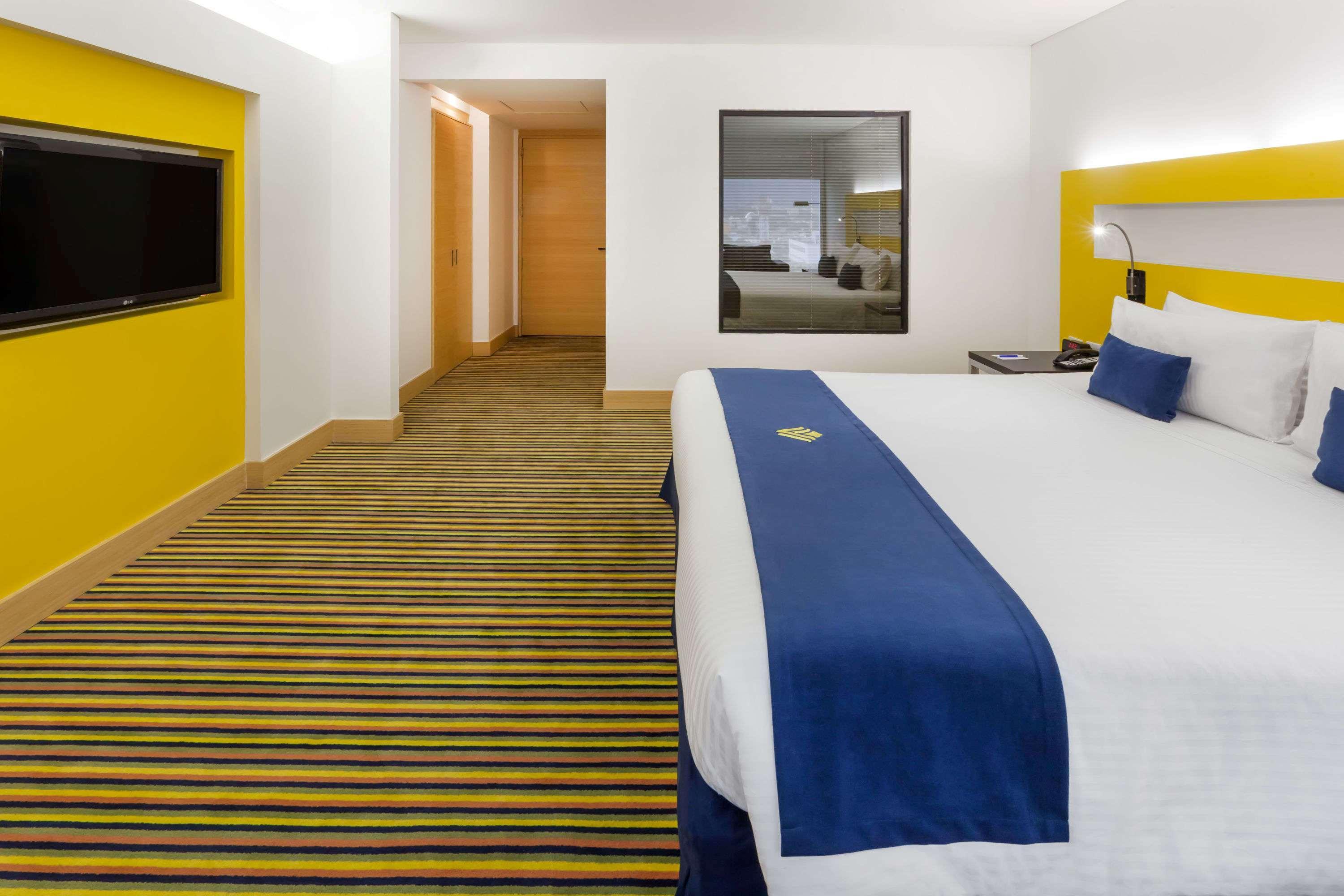 Hotel Wyndham Bogotá Exteriér fotografie A room at the hotel