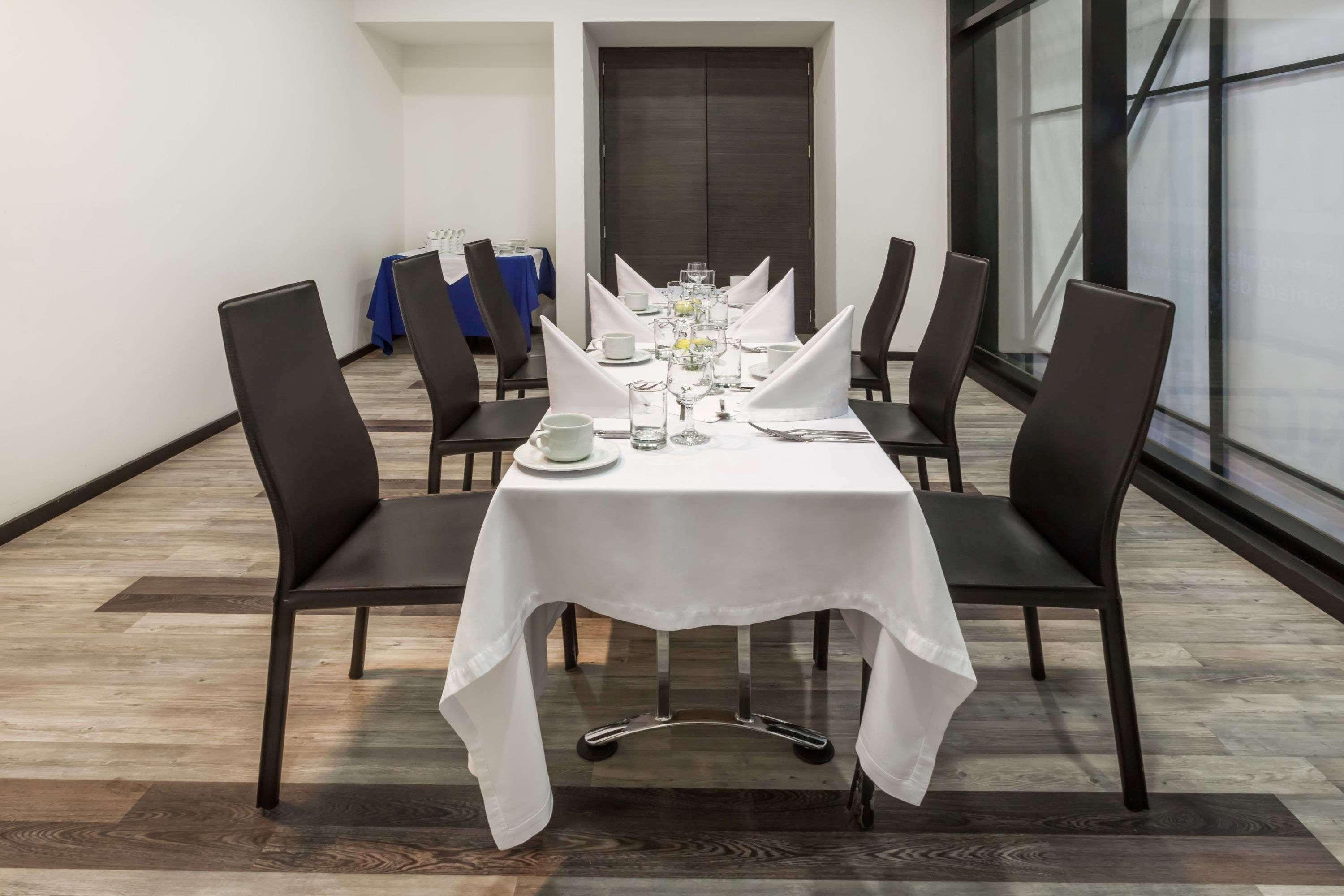 Hotel Wyndham Bogotá Exteriér fotografie A table set for fine dining