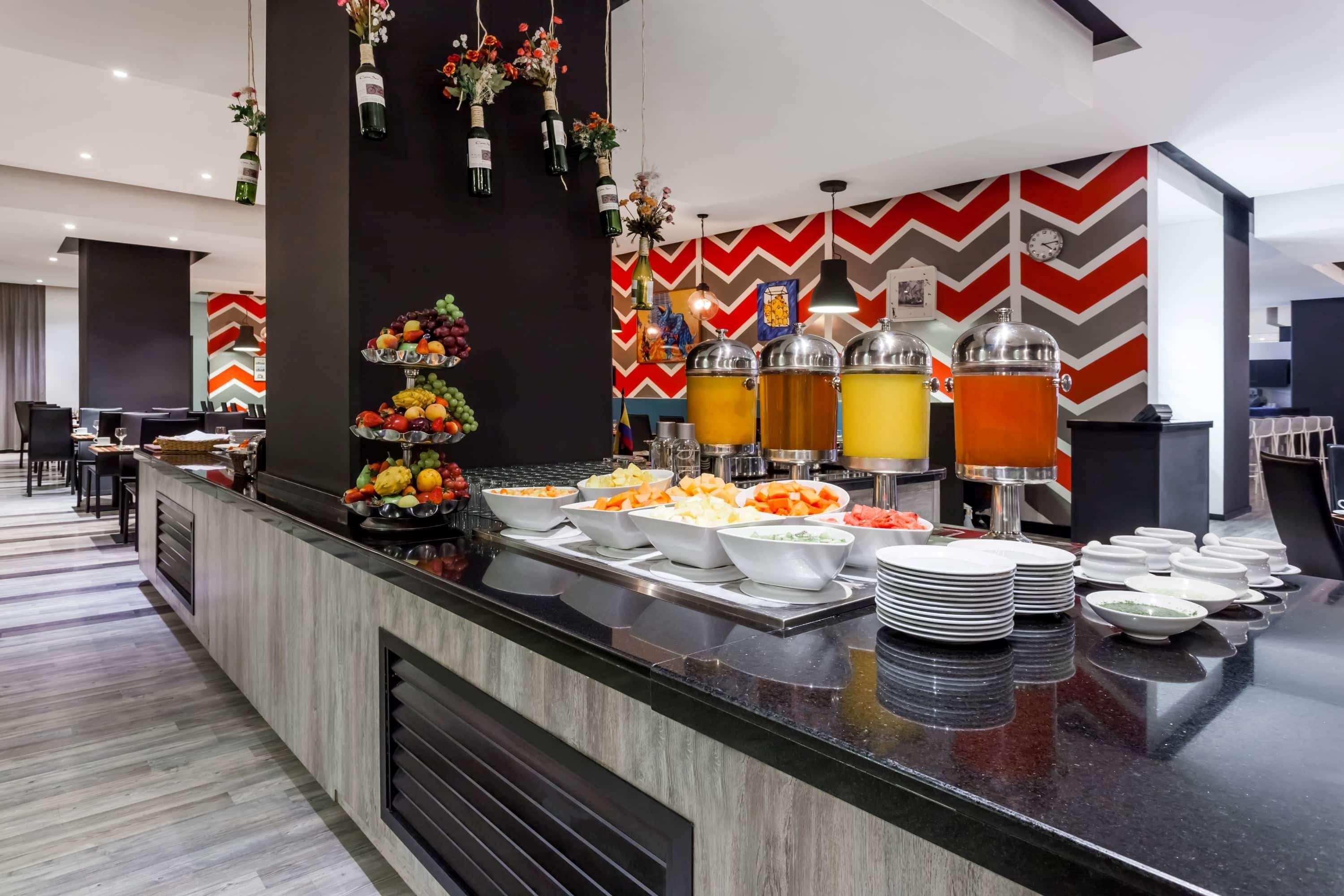 Hotel Wyndham Bogotá Exteriér fotografie The buffet at the hotel