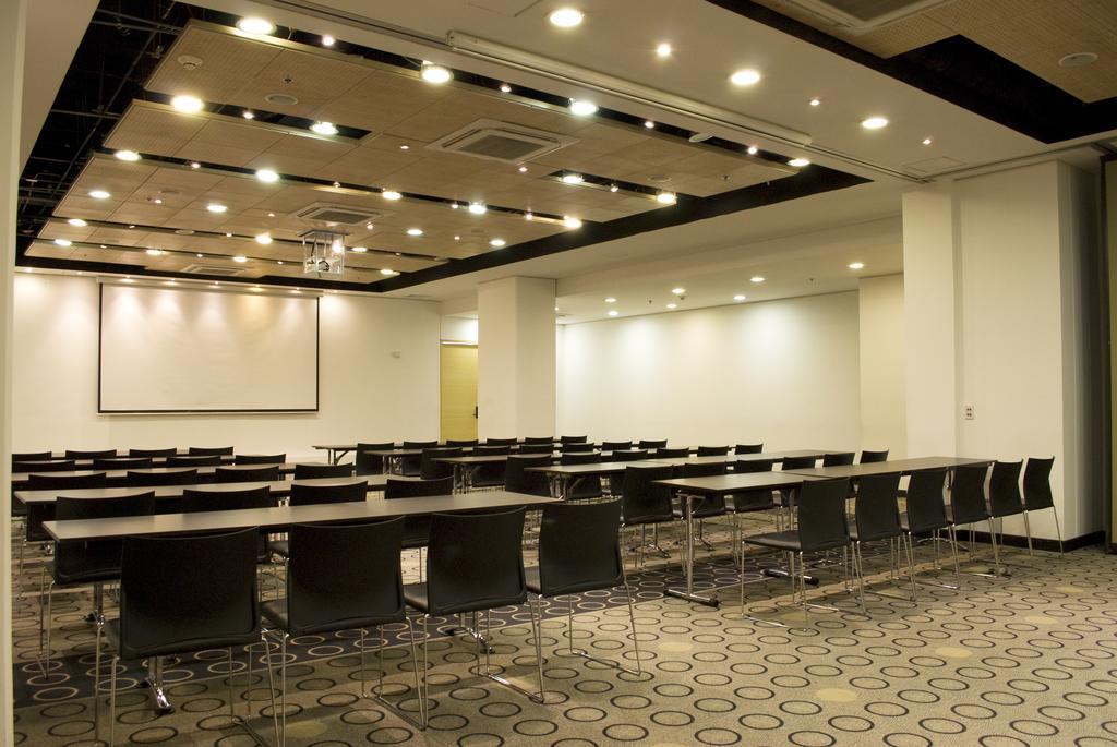 Hotel Wyndham Bogotá Exteriér fotografie A typical meeting room