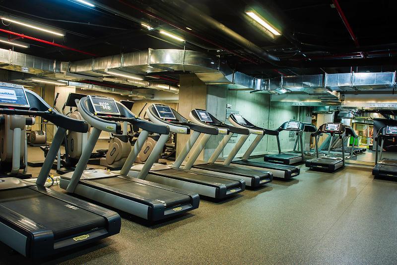 Hotel Wyndham Bogotá Exteriér fotografie A row of treadmills