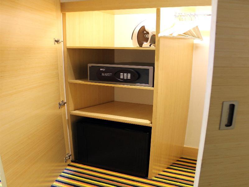 Hotel Wyndham Bogotá Exteriér fotografie A safe in a hotel room