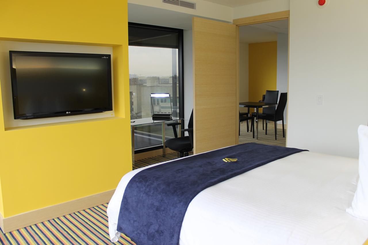 Hotel Wyndham Bogotá Exteriér fotografie A room at the hotel