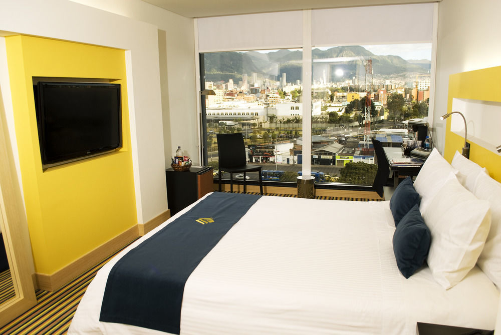 Hotel Wyndham Bogotá Exteriér fotografie A room at the hotel