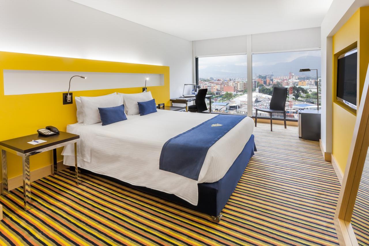 Hotel Wyndham Bogotá Exteriér fotografie A room at the hotel
