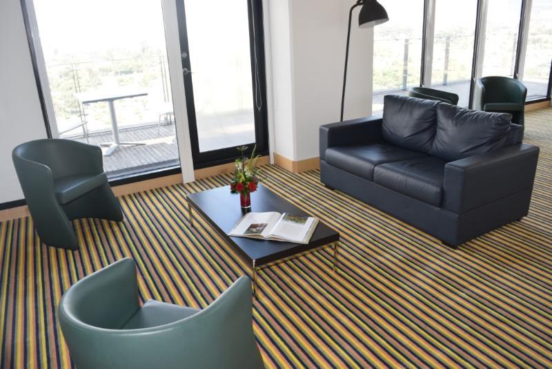 Hotel Wyndham Bogotá Exteriér fotografie A room with carpet